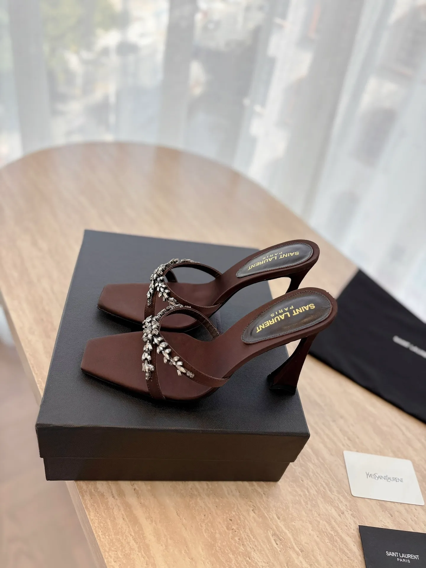👟👟Ex-factory price 540👟👟 High version "SAINT LAUREN*" Saint Laurent YSL 25ss/spring and summer new catwalk style large rhinestone high-heeled shoes and sandals. Only YSL understands women's hearts best and does not accept refutation. It is a super invincible feminine artifact and a must-have for women (z-product full-body customization, own molded hardware accessories, perfect consistency). Compare the differences between pictures and goods on the market. ✔Upper: Customized imported calf patent leather/silk ✔Lining: Imported 🐑sheep leather ✔Sole: Imported genuine leather outsole ✔Heel height: 10.5cm ✔Number of yards: 35-39 (40 can be customized and non-returnable) (Full set of packaging)